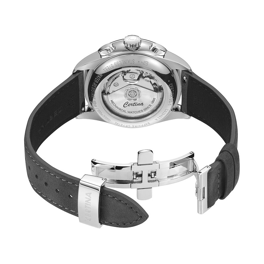 Rückansicht der Certina Herrenuhr aus Edelstahl mit dunklem Lederarmband, offener Schließe, sichtbares Uhrwerk.