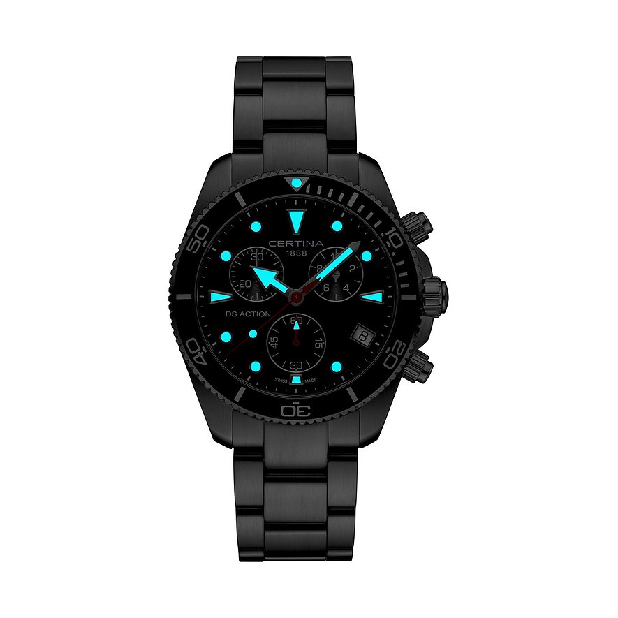 Eine schwarze Certina DS Action Herrenuhr aus Edelstahl mit leuchtend blauen Zeigern und Markierungen.