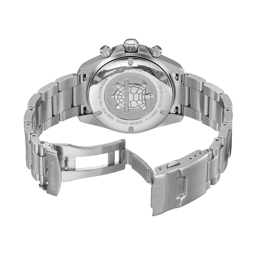 Rückansicht der Certina Herrenuhr aus Edelstahl mit geöffnetem Armband und einer Schildkrötenprägung auf dem Gehäuse.
