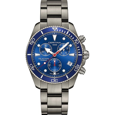 Certina Herrenuhr aus Titan, mit blauem Zifferblatt und blauem Gehäuse, rote Akzente an den Zeigern.