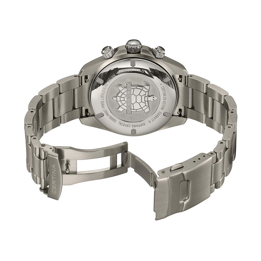 Rückansicht der Certina Herrenuhr aus Titan, die ihre verschraubte Gehäuserückseite mit Siegel und offenes Band zeigt.