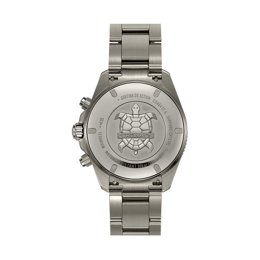 Rückseite einer Certina Herrenuhr aus Titan in Nahaufnahme, mit Schildkröten-Emblem und „Certina DS“-Gravur.