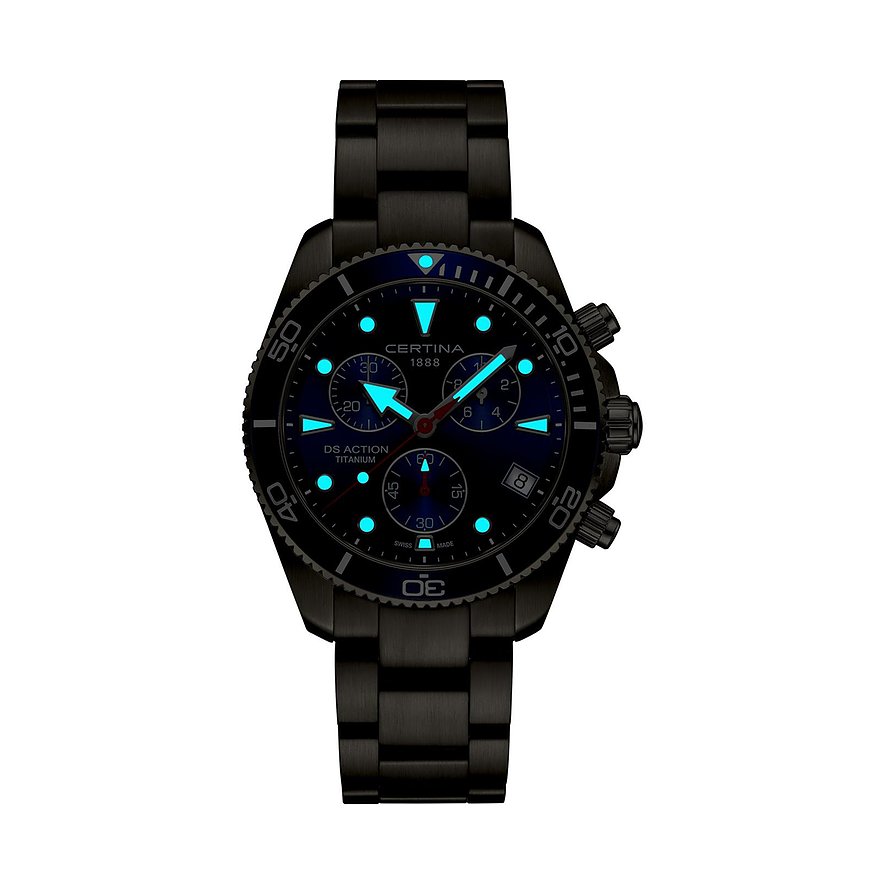 Certina Herrenuhr aus Titan, mit leuchtenden Zeigern und Indizes auf dunklem Zifferblatt, von vorne fotografiert.