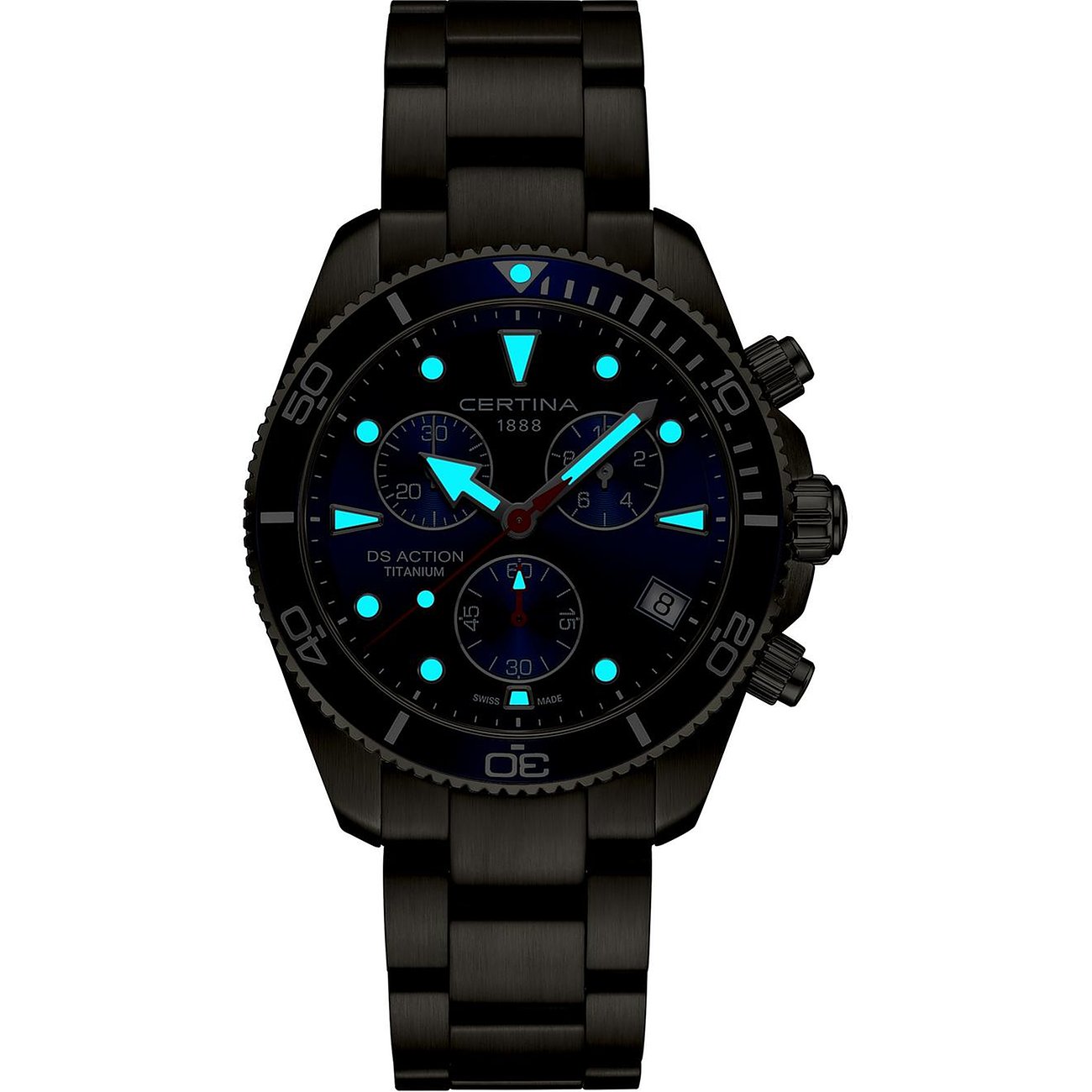 Certina Herrenuhr aus Titan, mit leuchtenden Zeigern und Indizes auf dunklem Zifferblatt, von vorne fotografiert.