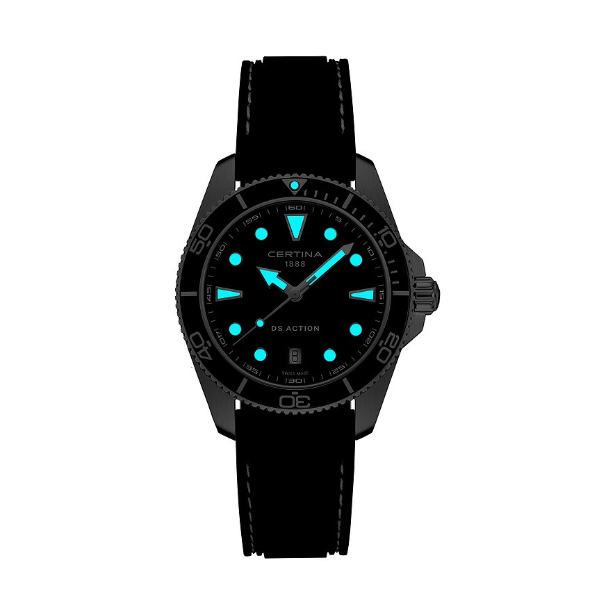 Certina Herrenuhr, ein Zeitmesser aus dunklem Edelstahl mit dunklem Zifferblatt, leuchtend blauen Zeigern und Indizes.