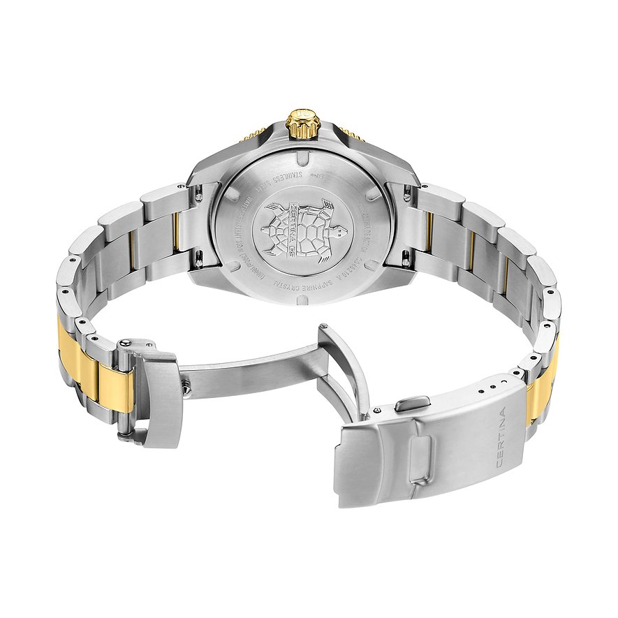 Rückansicht der Certina Damenuhr aus Edelstahl von schräg oben, mit Gravur und geöffneter Faltschließe des Armbands.