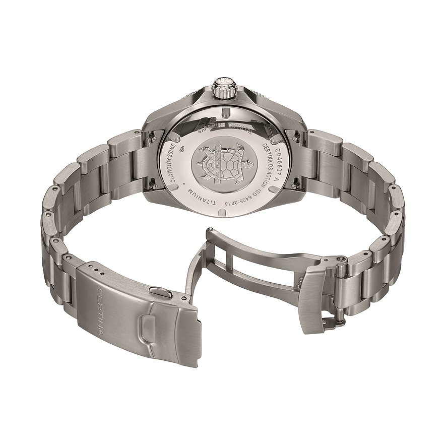 Rückansicht der Certina Unisexuhr aus Titan, die den Gehäuseboden mit Gravuren und das geöffnete Armband zeigt.