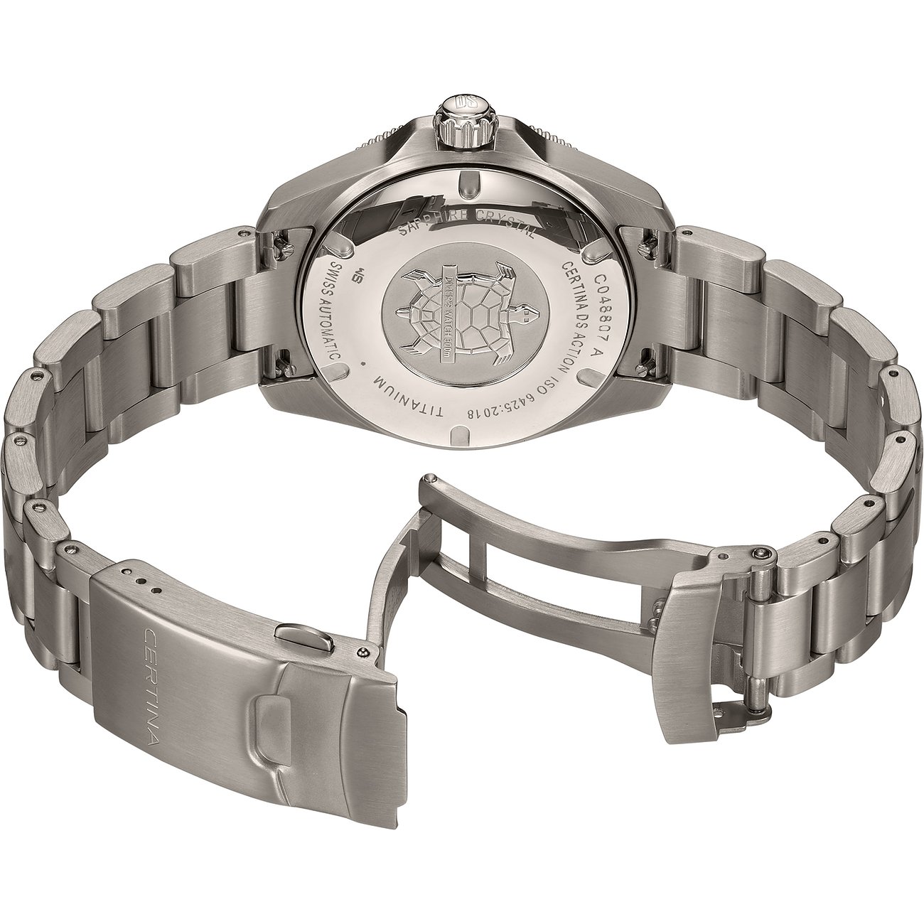 Rückansicht der Certina Unisexuhr aus Titan, die den Gehäuseboden mit Gravuren und das geöffnete Armband zeigt.