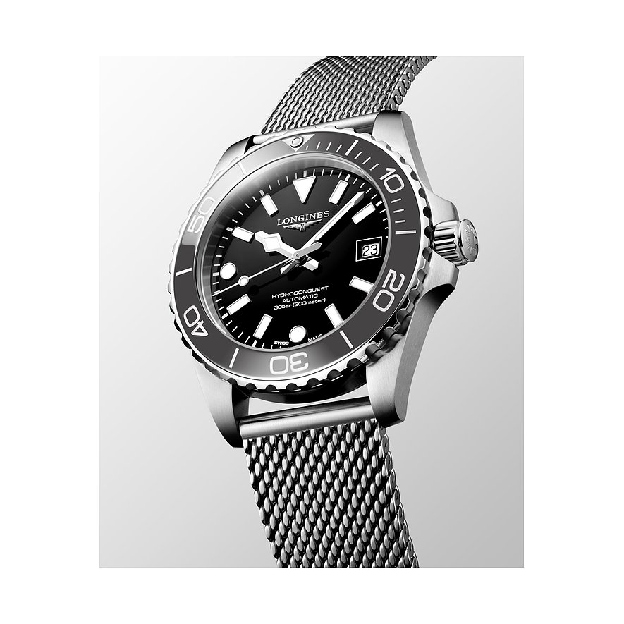 Longines Herrenuhr aus Edelstahl/Keramik, schwarzes Zifferblatt, silberfarbenes Milanaise-Armband, leicht schräg von oben.