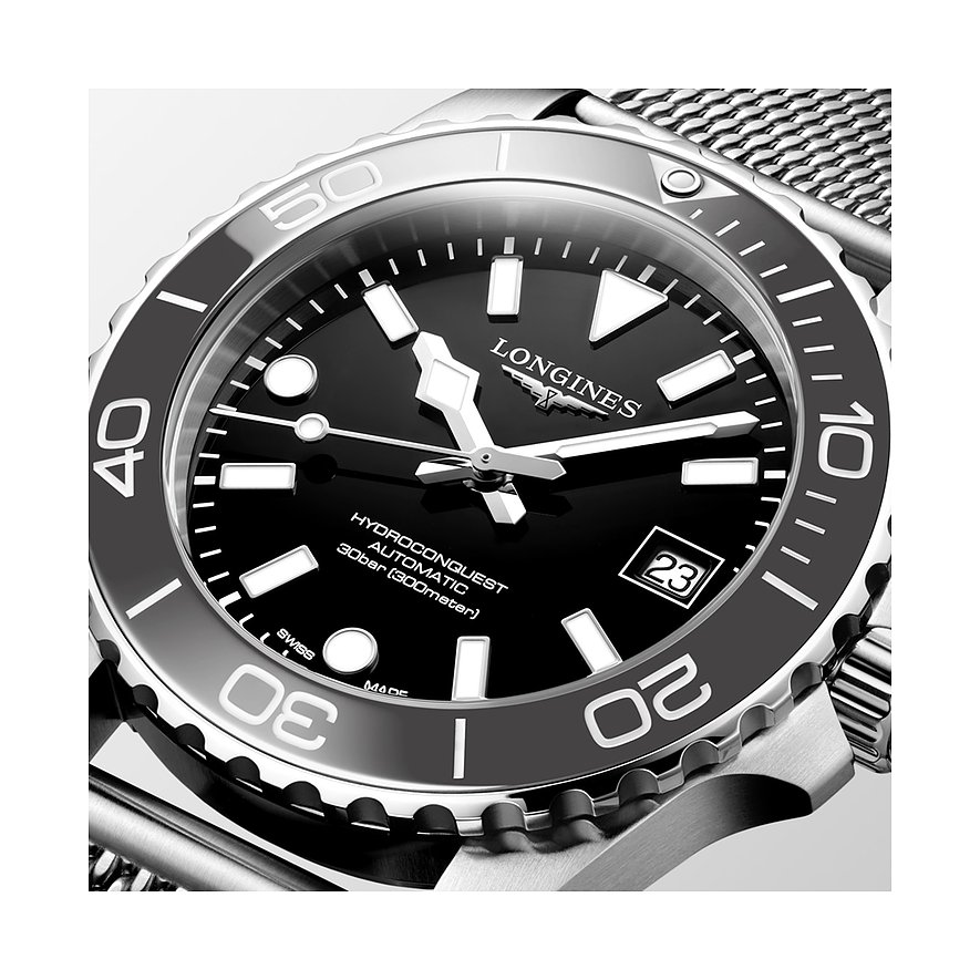 Nahaufnahme einer Longines Herrenuhr aus satiniertem Edelstahl und schwarzer Lünette mit Keramik-Zifferblatt.