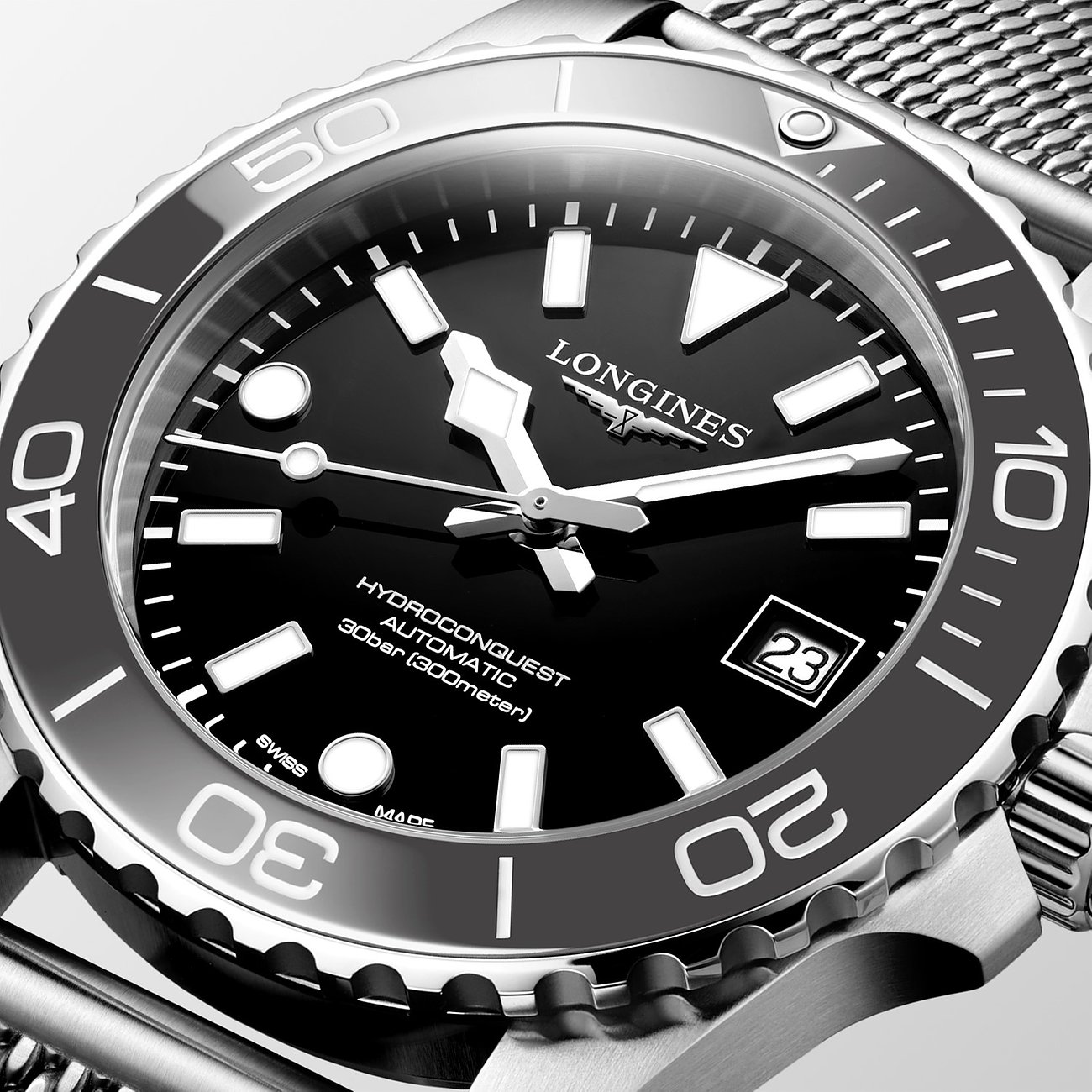 Nahaufnahme einer Longines Herrenuhr aus satiniertem Edelstahl und schwarzer Lünette mit Keramik-Zifferblatt.