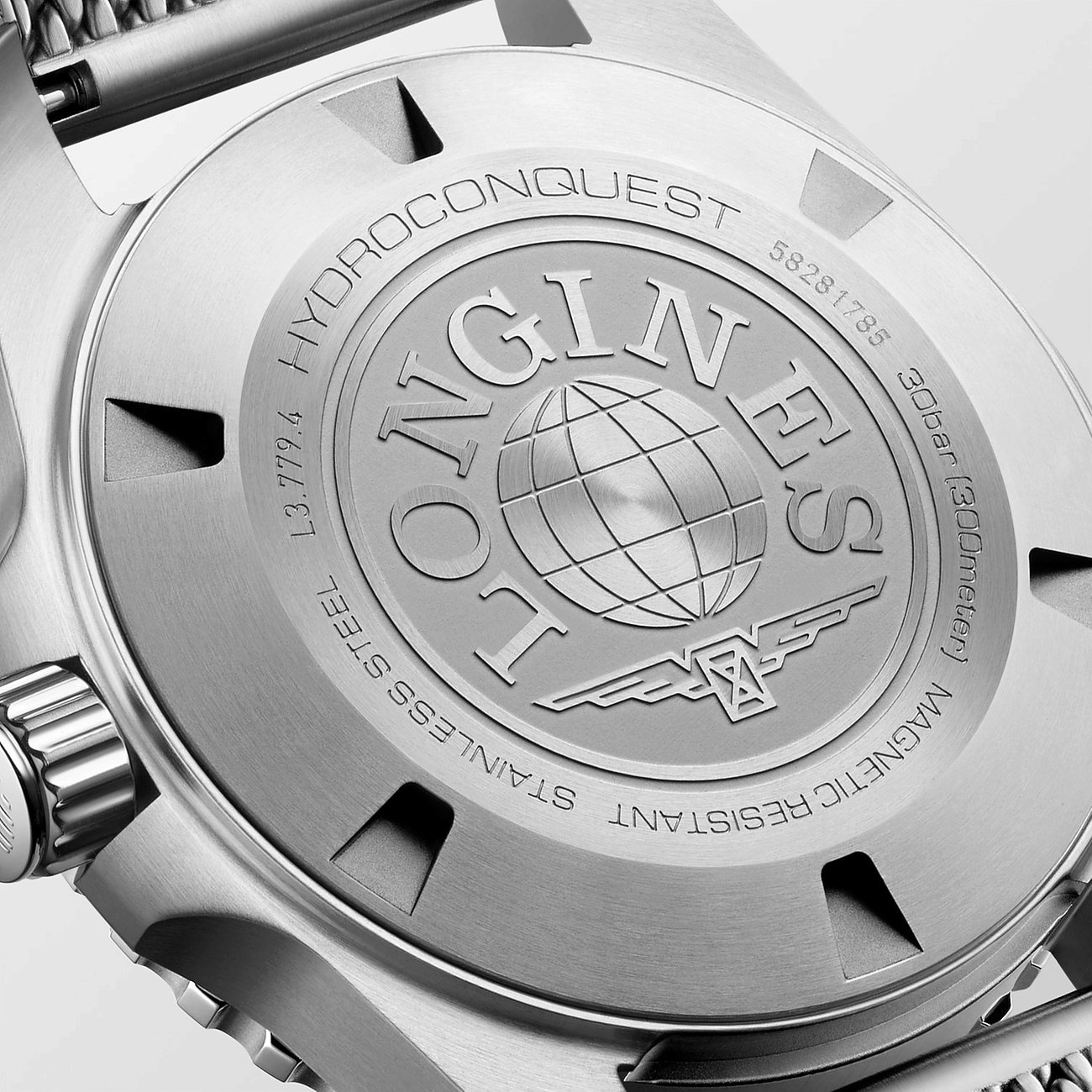 Rückseite einer Longines HydroConquest Herrenuhr aus Edelstahl und Keramik mit graviertem Logo und Details.