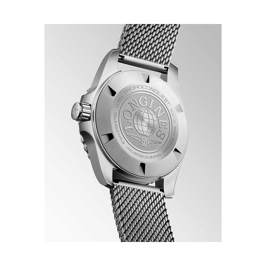 Rückseite einer Longines Herrenuhr aus Edelstahl, mit Gravuren und Milanaise-Armband aus Edelstahl und Keramik.