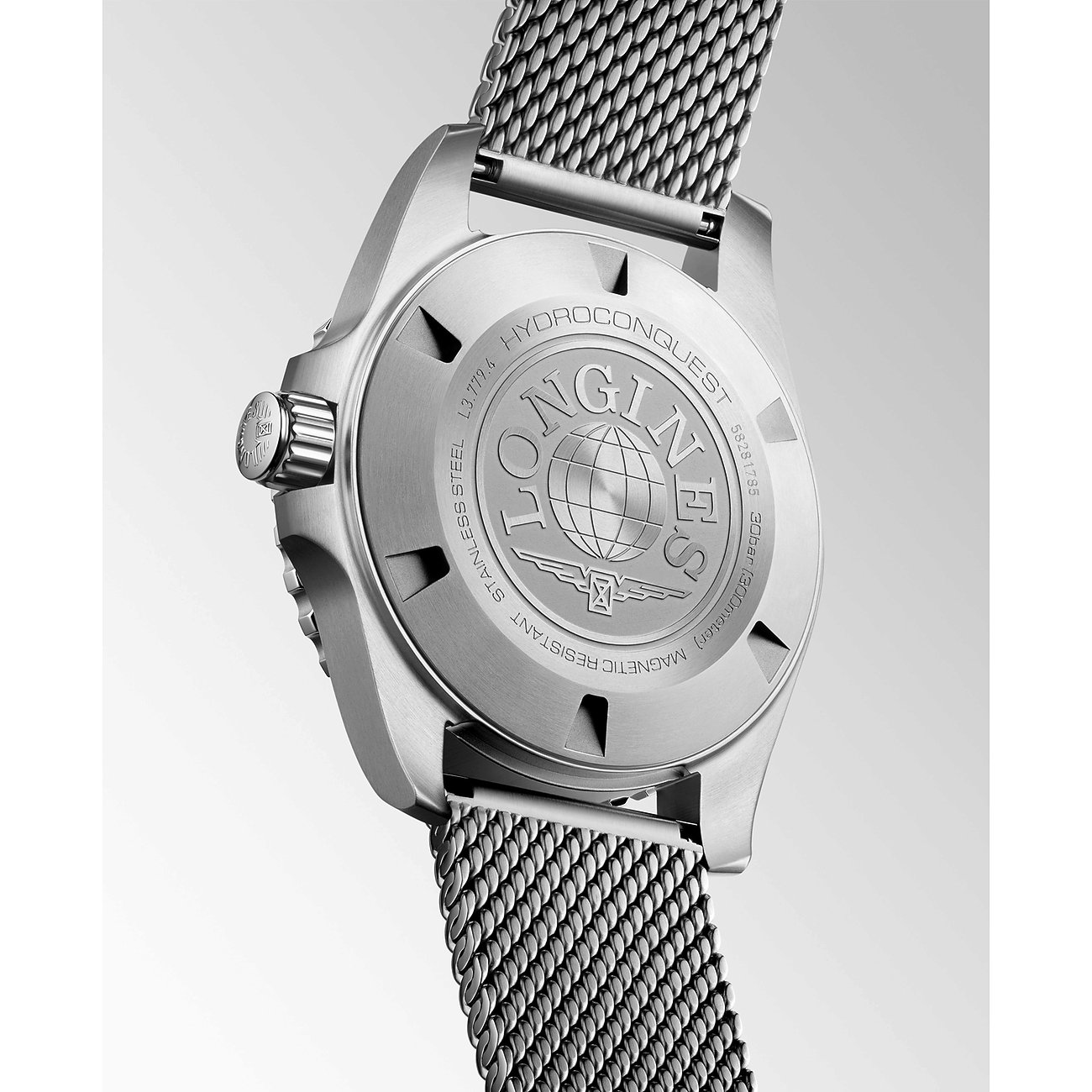 Rückseite einer Longines Herrenuhr aus Edelstahl, mit Gravuren und Milanaise-Armband aus Edelstahl und Keramik.