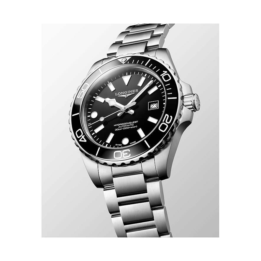 Longines HydroConquest Herrenuhr aus Edelstahl und Keramik mit schwarzem Zifferblatt und silbernem Armband.