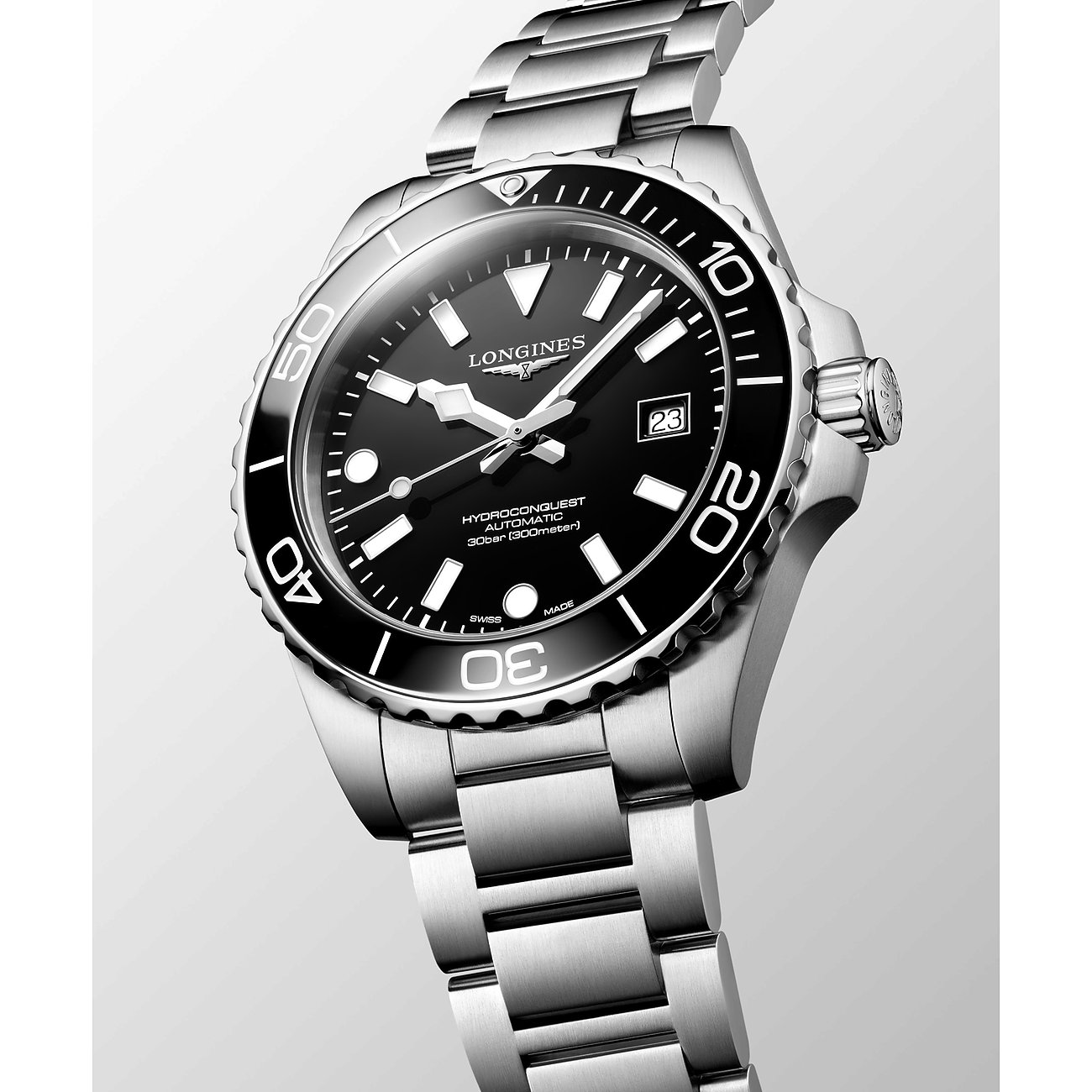 Longines HydroConquest Herrenuhr aus Edelstahl und Keramik mit schwarzem Zifferblatt und silbernem Armband.