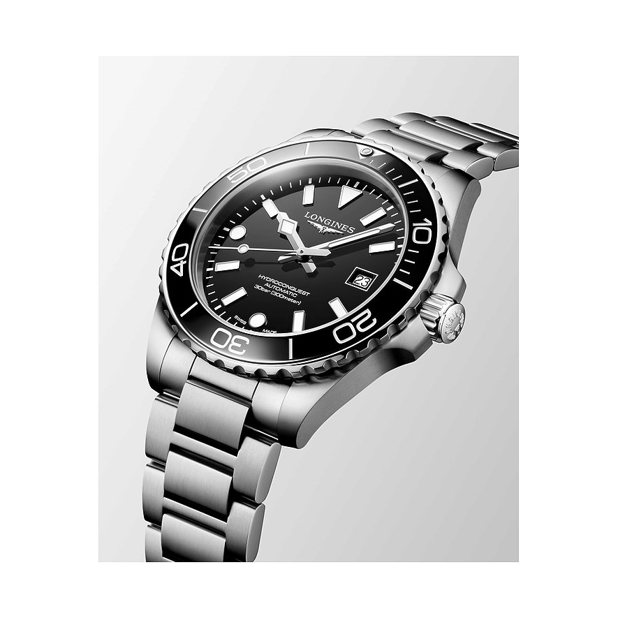 Nahaufnahme der Longines HydroConquest Herrenuhr aus Edelstahl und Keramik mit schwarzem Zifferblatt.