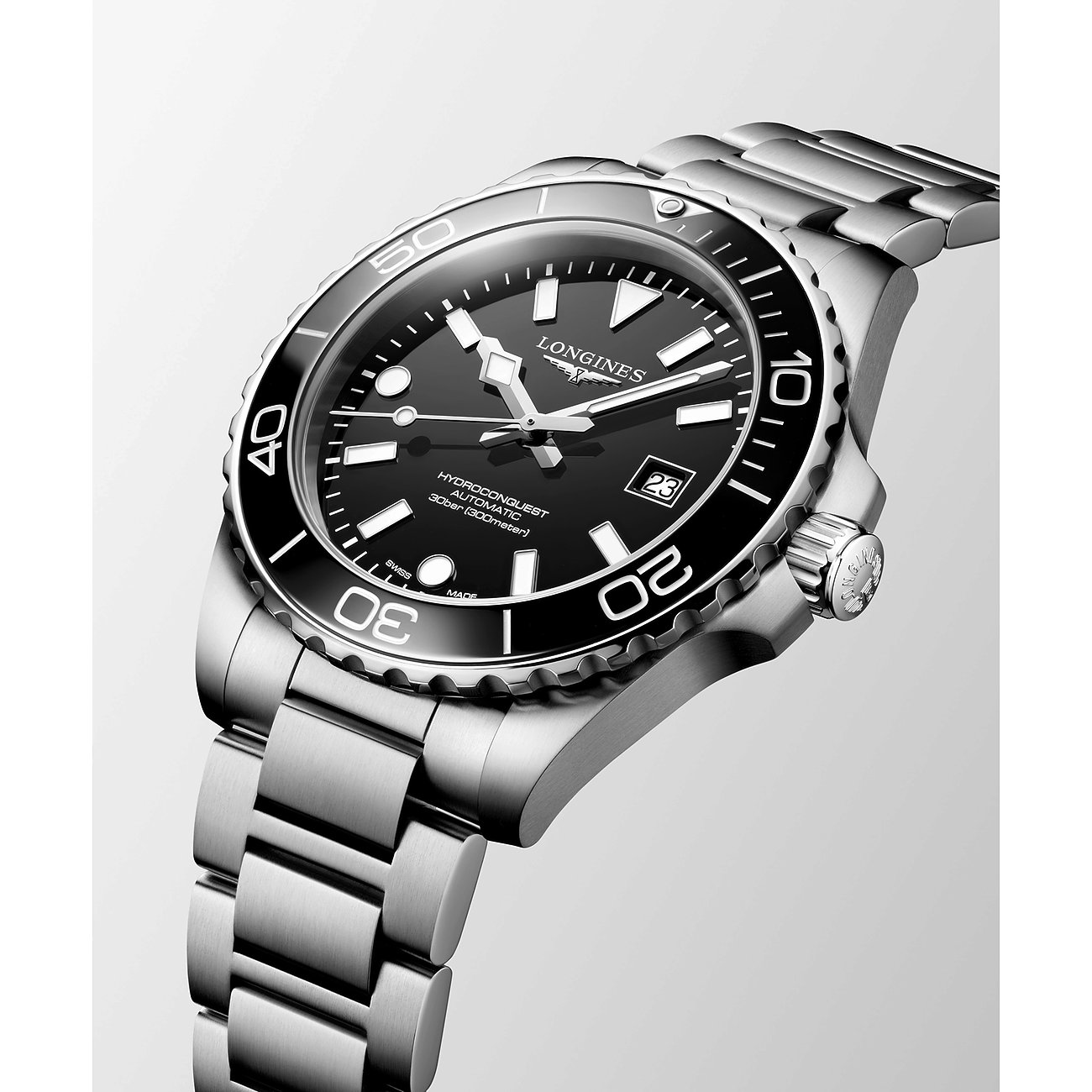 Nahaufnahme der Longines HydroConquest Herrenuhr aus Edelstahl und Keramik mit schwarzem Zifferblatt.