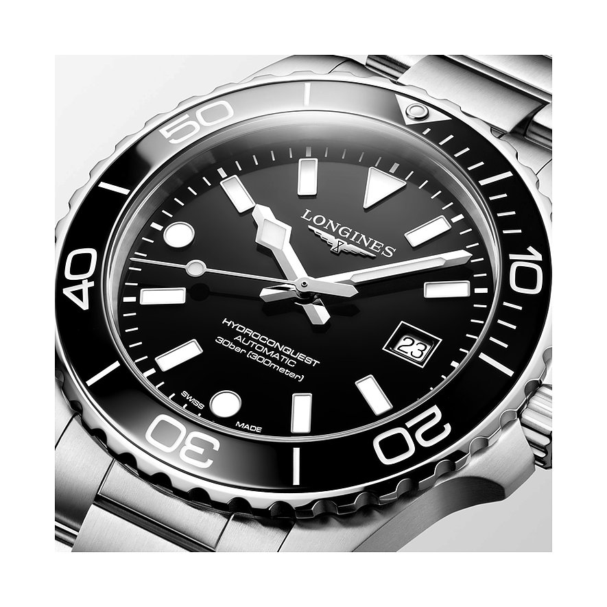 Longines Herrenuhr aus Edelstahl und Keramik. Schwarzes Zifferblatt, silberne Zeiger und Markierungen.