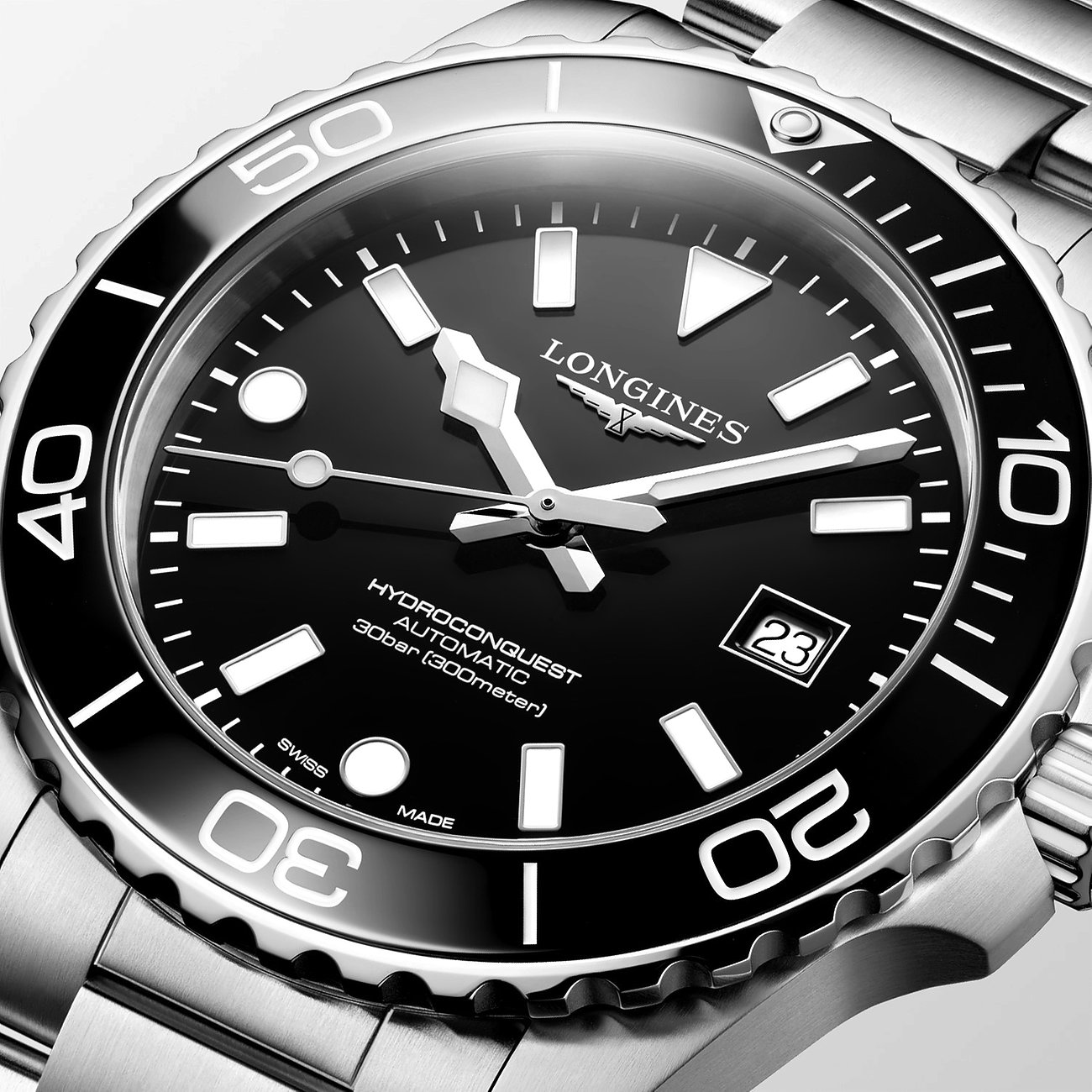 Longines Herrenuhr aus Edelstahl und Keramik. Schwarzes Zifferblatt, silberne Zeiger und Markierungen.