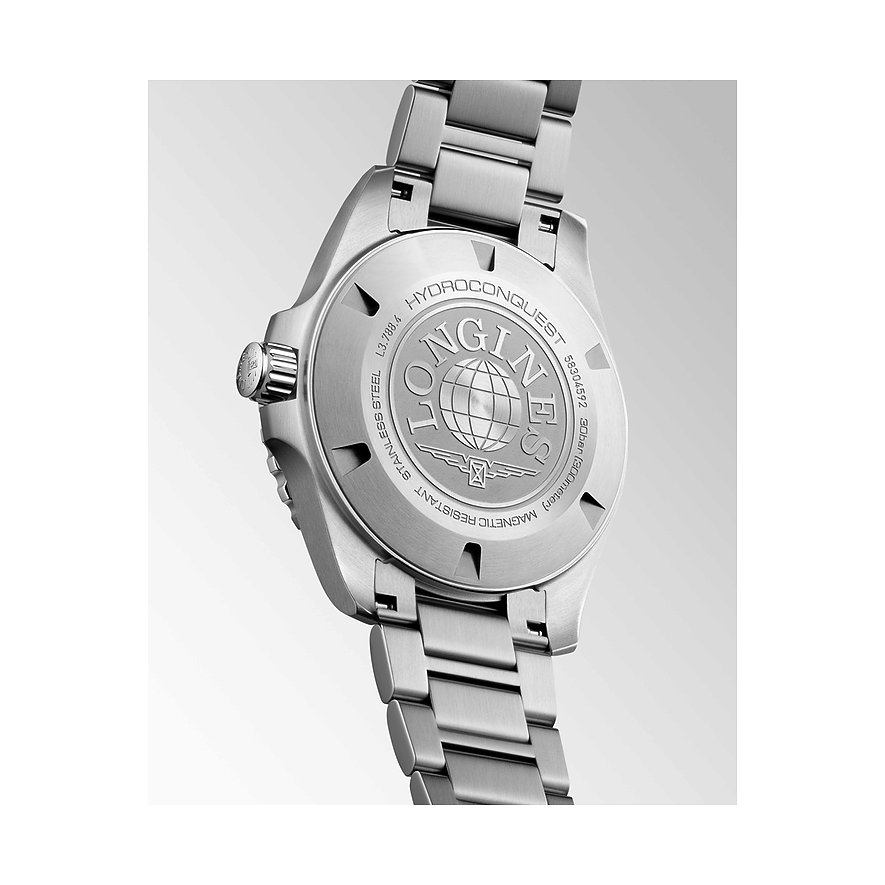 Rückseite einer Longines Herrenuhr aus Edelstahl aus der HydroConquest-Kollektion mit Gravuren und Logo.
