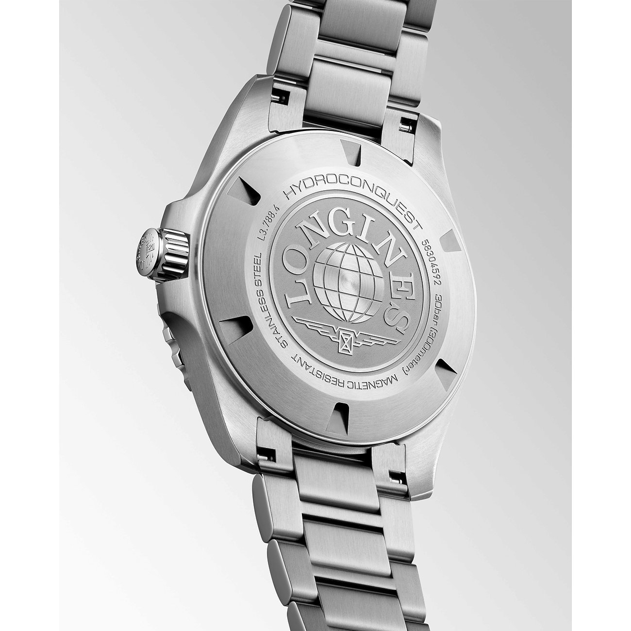 Rückseite einer Longines Herrenuhr aus Edelstahl aus der HydroConquest-Kollektion mit Gravuren und Logo.