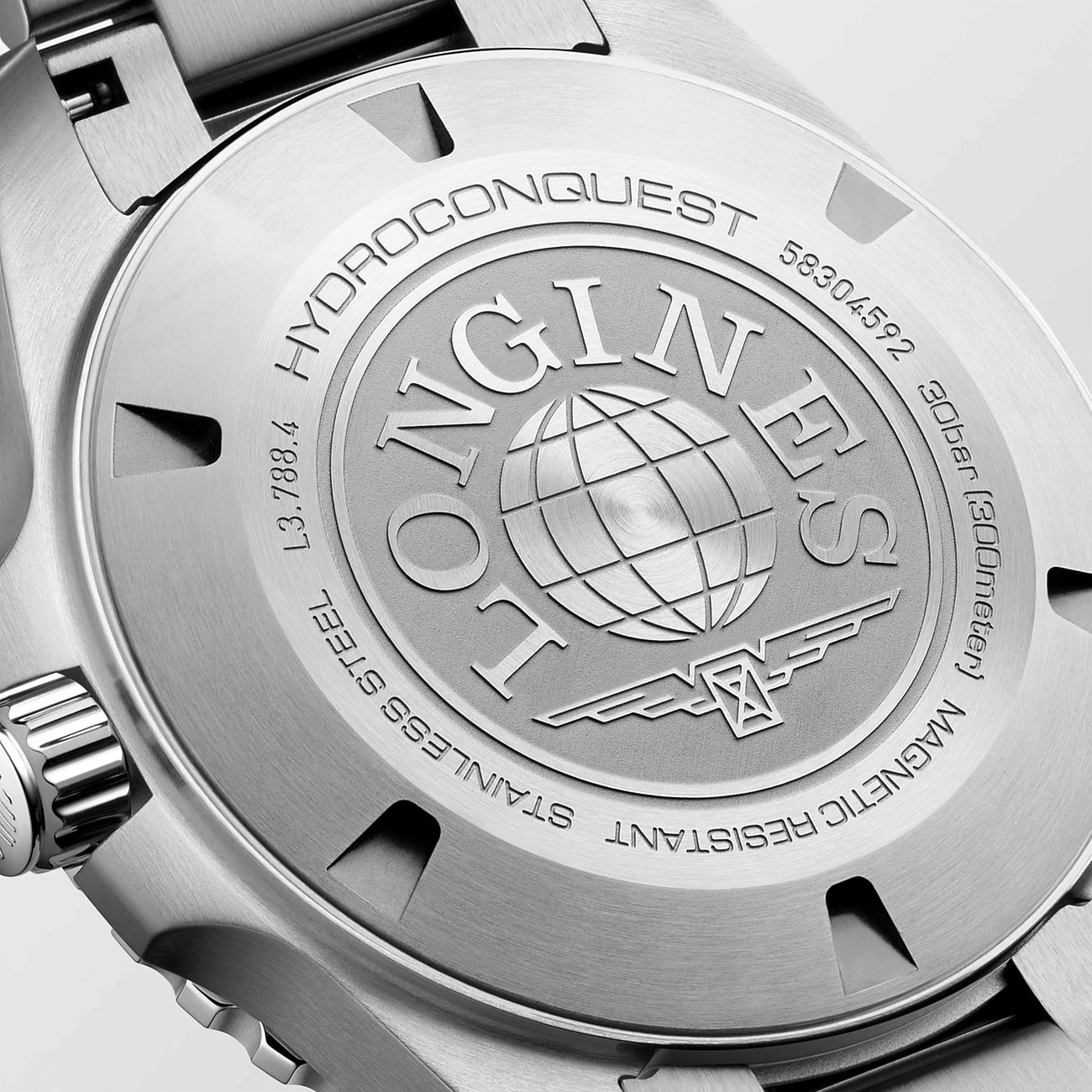 Rückseite einer Longines Herrenuhr aus Edelstahl mit eingraviertem Markenlogo und Modellinformationen.