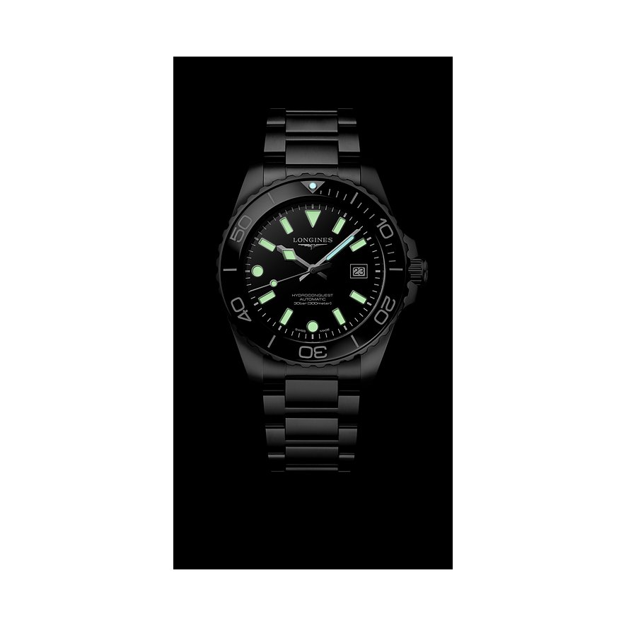 Longines HydroConquest Herrenuhr aus schwarzem Edelstahl und Keramik mit leuchtenden Zeigern und Indizes.
