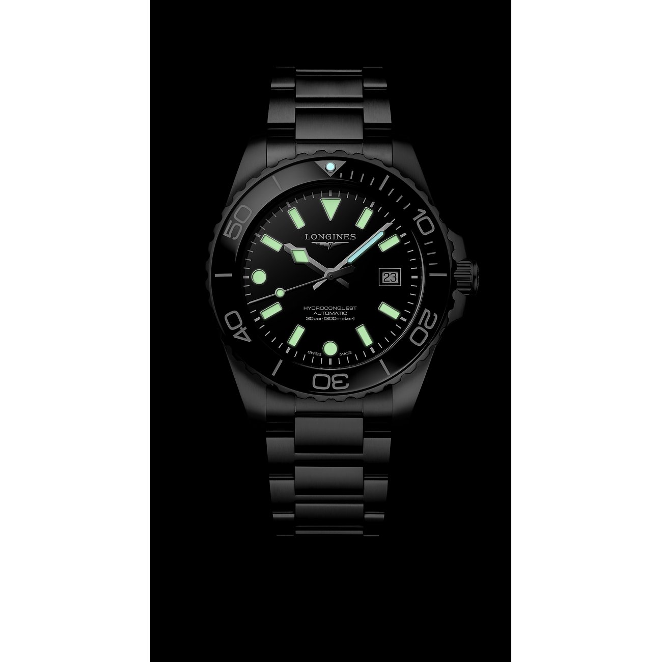 Longines HydroConquest Herrenuhr aus schwarzem Edelstahl und Keramik mit leuchtenden Zeigern und Indizes.