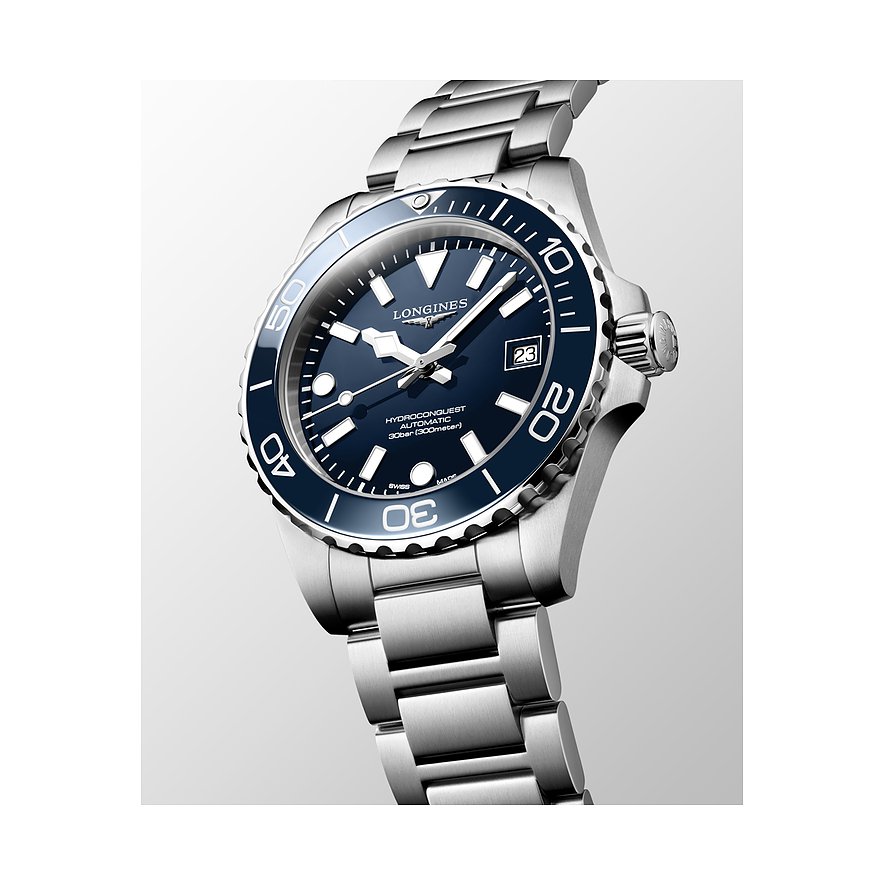 Nahaufnahme der Longines HydroConquest Herrenuhr aus blauem und silbernem Edelstahl und Keramik mit klarem Zifferblatt