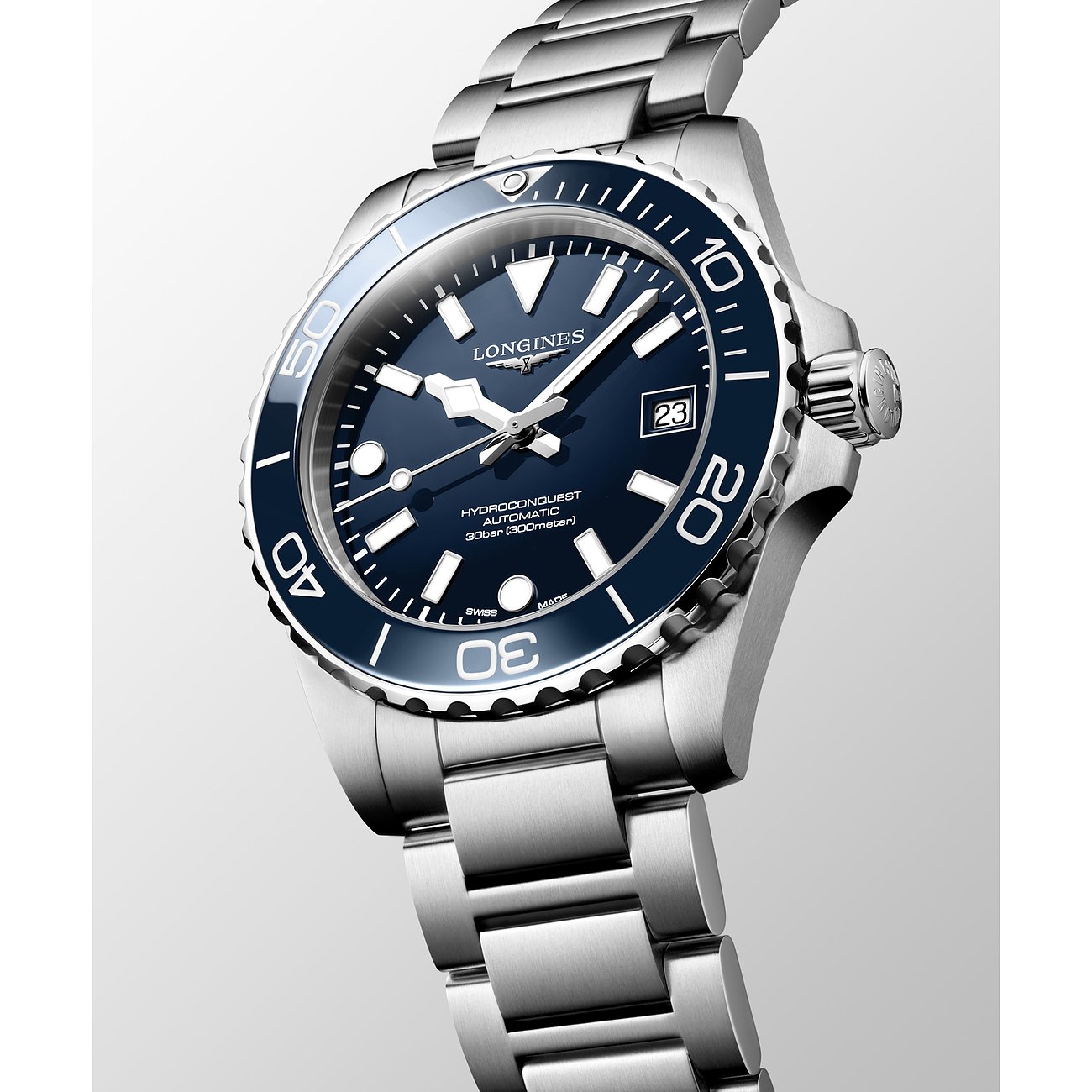 Nahaufnahme der Longines HydroConquest Herrenuhr aus blauem und silbernem Edelstahl und Keramik mit klarem Zifferblatt