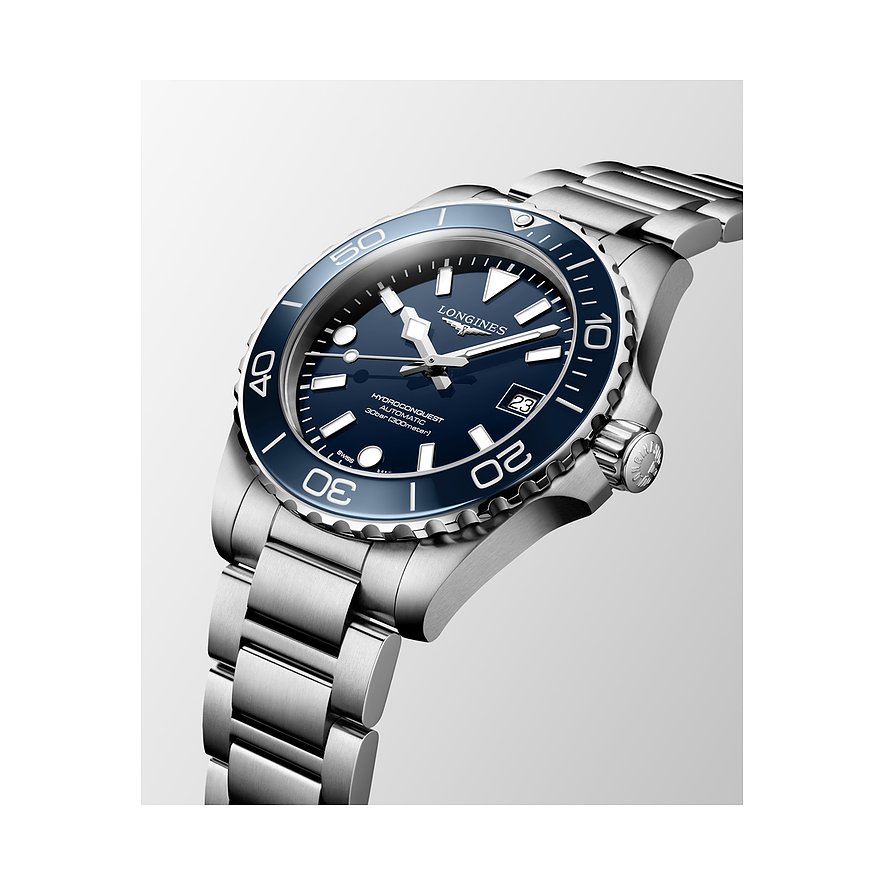 Longines Herrenuhr aus Edelstahl und Keramik, schräg von oben. Das blaue Zifferblatt ist deutlich sichtbar.