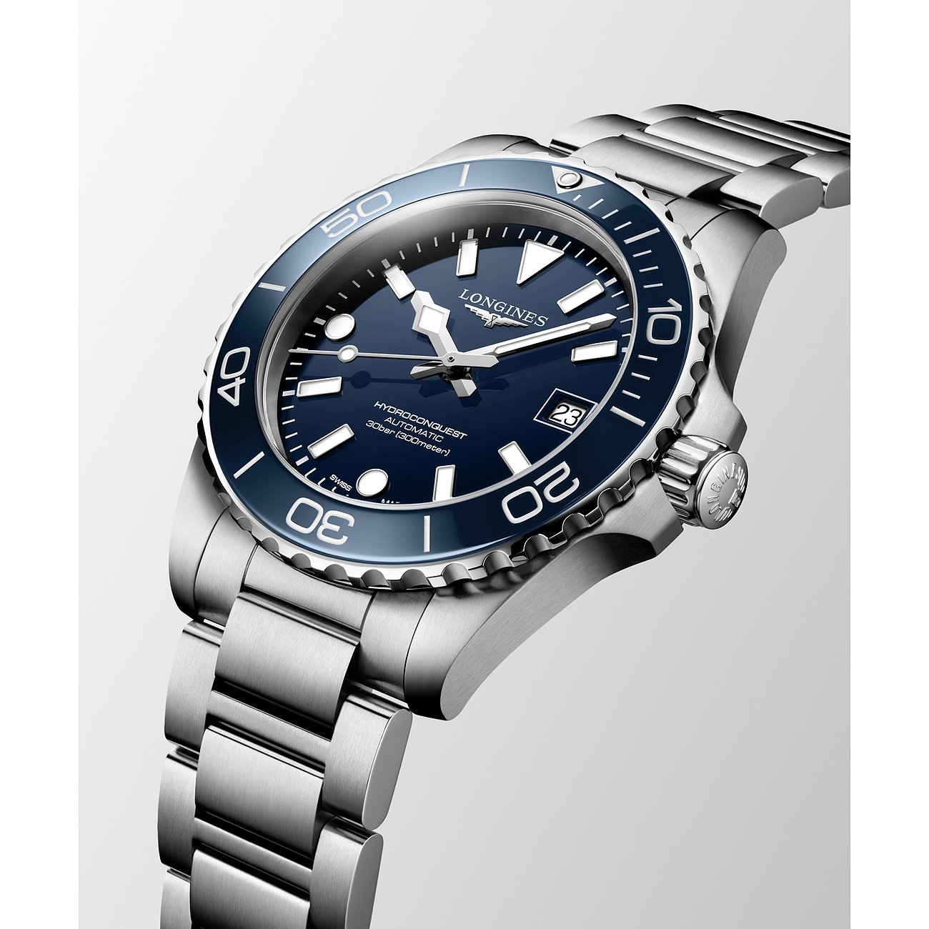 Longines Herrenuhr aus Edelstahl und Keramik, schräg von oben. Das blaue Zifferblatt ist deutlich sichtbar.