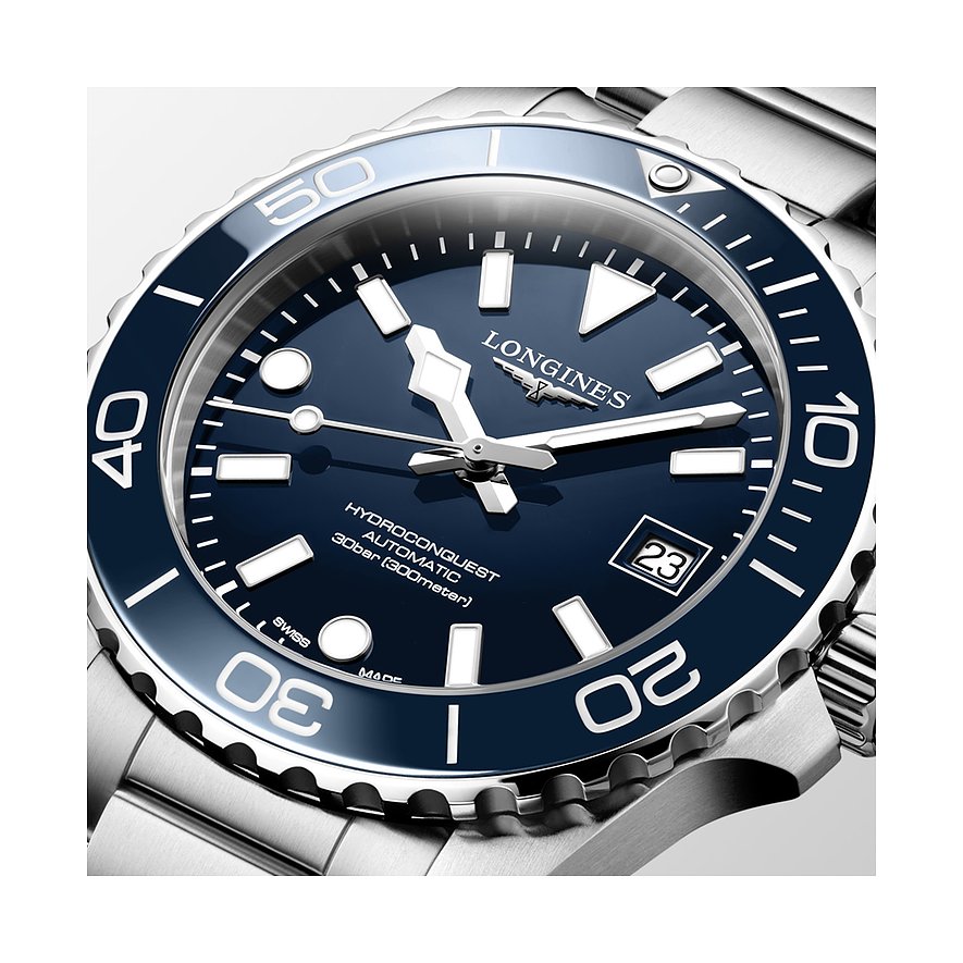 Nahaufnahme einer Longines Herrenuhr mit Edelstahlarmband und Keramiklünette. Das Zifferblatt ist dunkelblau.