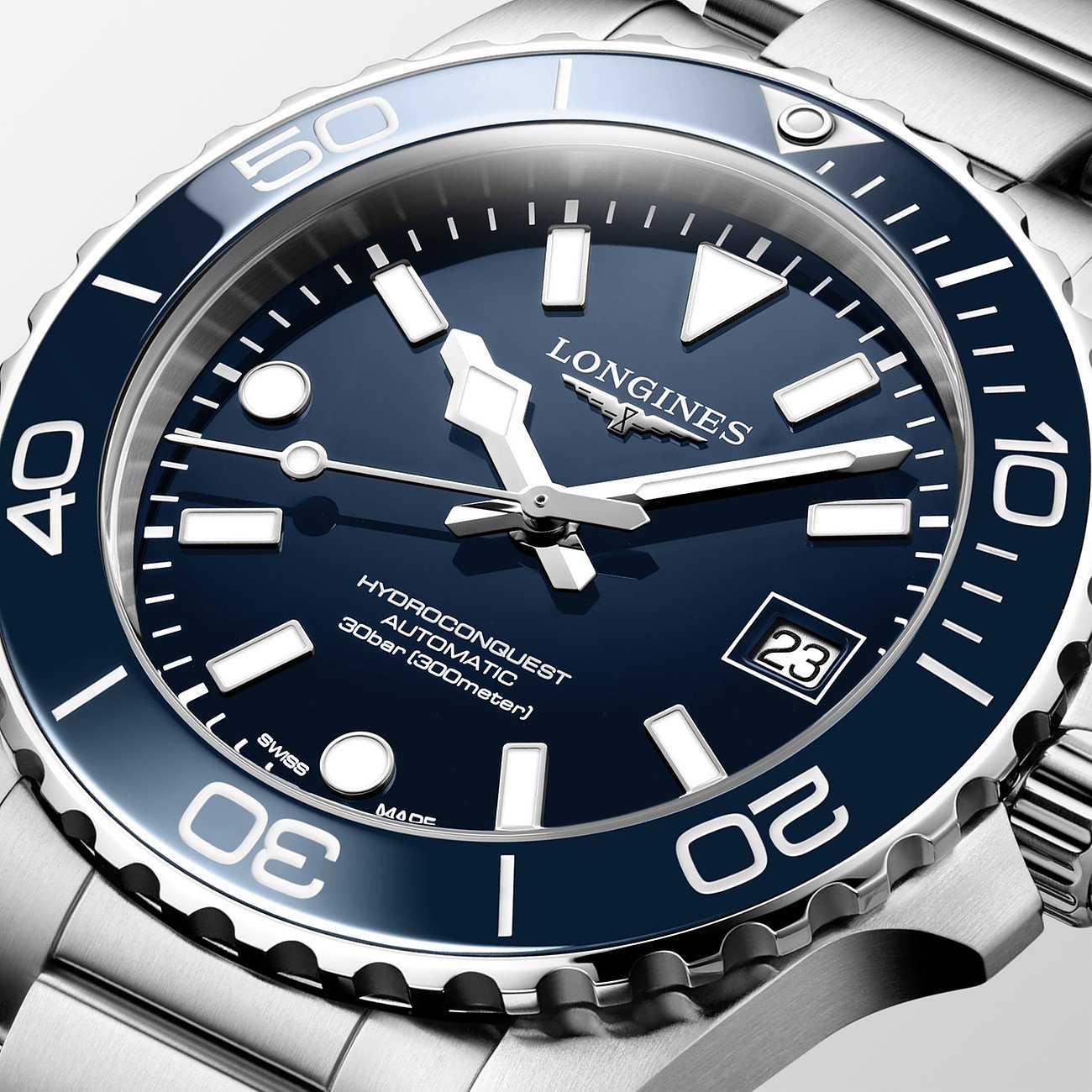 Nahaufnahme einer Longines Herrenuhr mit Edelstahlarmband und Keramiklünette. Das Zifferblatt ist dunkelblau.