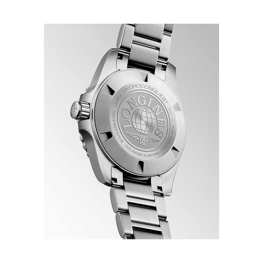Rückseite einer Longines Herrenuhr aus Edelstahl und Keramik, Gravuren „Longines Hydroconquest“.