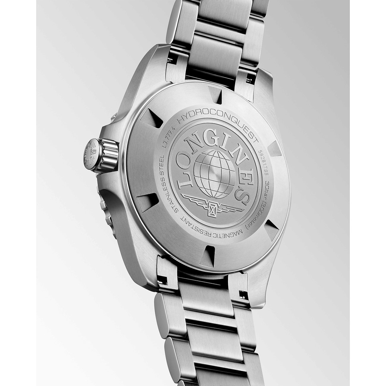 Rückseite einer Longines Herrenuhr aus Edelstahl und Keramik, Gravuren „Longines Hydroconquest“.