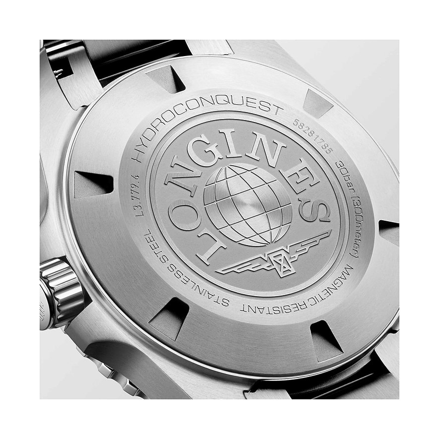 Nahaufnahme der Edelstahl-Rückseite einer Longines Herrenuhr, graviert mit dem Markenlogo und Modell Longines HydroConquest.
