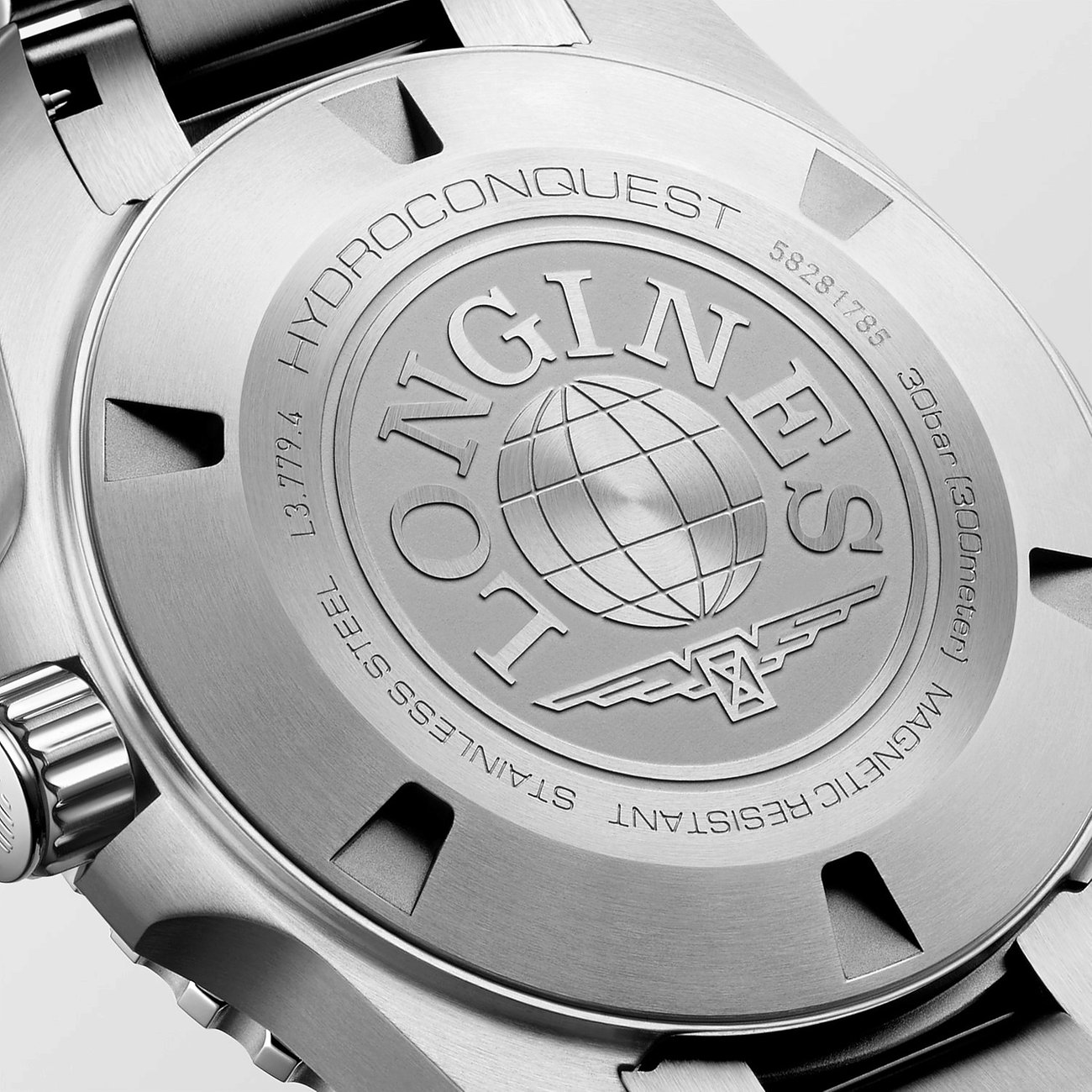 Nahaufnahme der Edelstahl-Rückseite einer Longines Herrenuhr, graviert mit dem Markenlogo und Modell Longines HydroConquest.