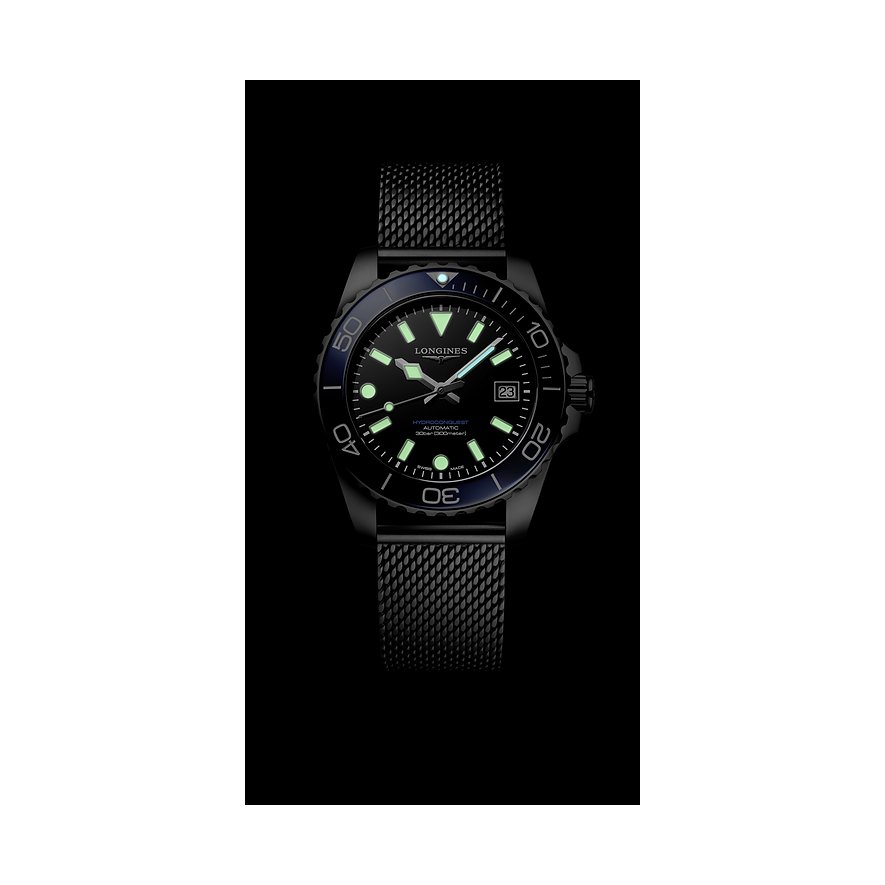 Longines Herrenuhr aus schwarzem Edelstahl und Keramik mit beleuchtetem Zifferblatt und schwarzem Milanaise-Armband.