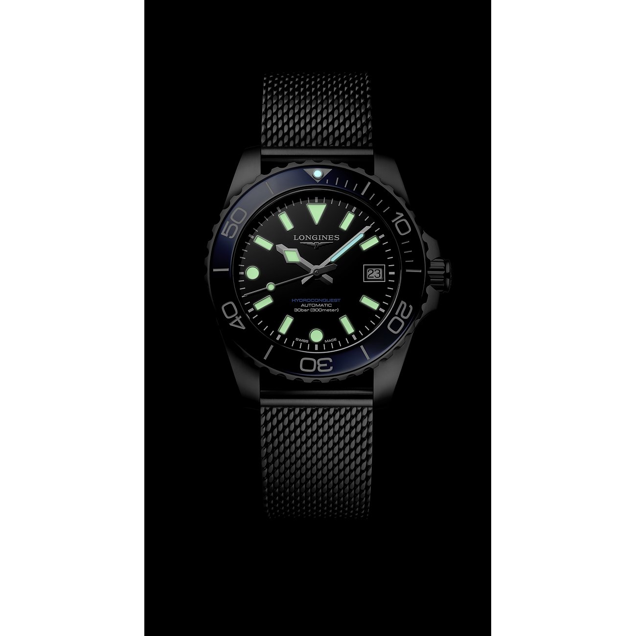 Longines Herrenuhr aus schwarzem Edelstahl und Keramik mit beleuchtetem Zifferblatt und schwarzem Milanaise-Armband.
