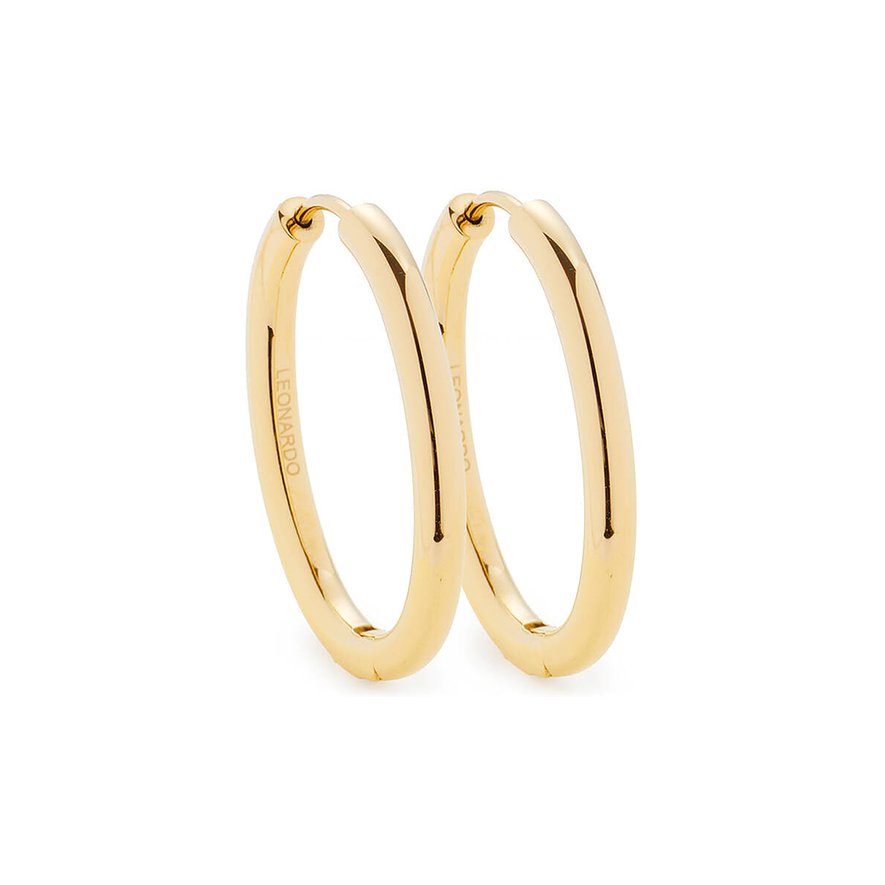 Une paire de boucles d'oreilles créoles Leonardo brillantes couleur or en acier inoxydable avec lettrage subtil.
