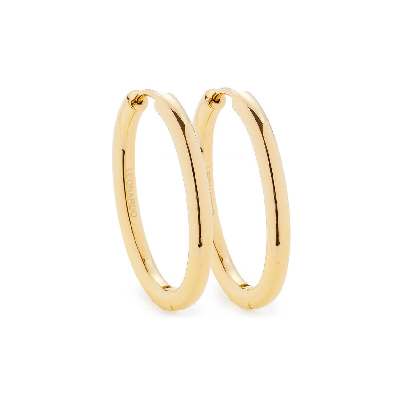 Une paire de boucles d'oreilles créoles Leonardo brillantes couleur or en acier inoxydable avec lettrage subtil.