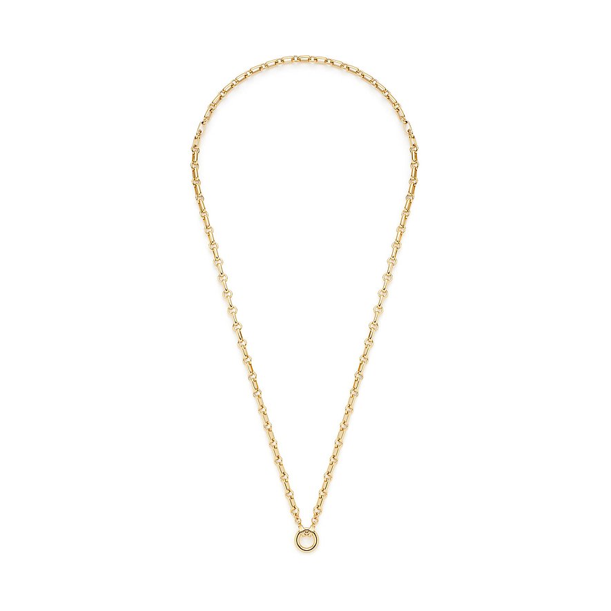 Ein Leonardo Halsschmuck aus goldfarbenem Edelstahl mit einer Gliederkette und einem kleinen Ringanhänger.
