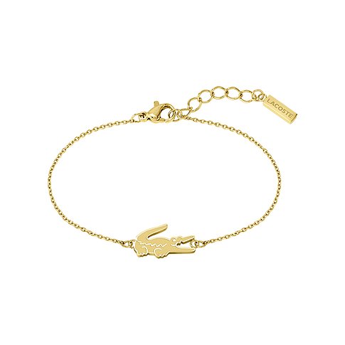 Ein goldenes Lacoste Armband aus Edelstahl mit einem Kroko-Anhänger und einem Logo am Verschluss.