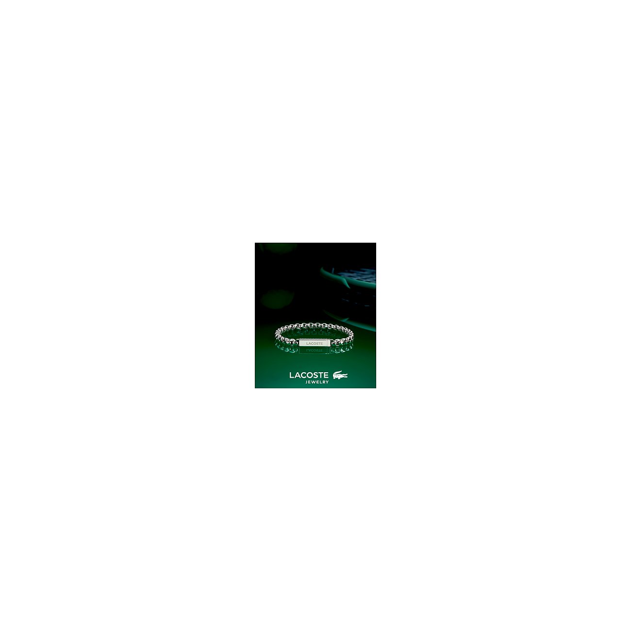 Close-up van een Lacoste roestvrijstalen armband, als gesloten cirkel op een reflecterende groene ondergrond.
