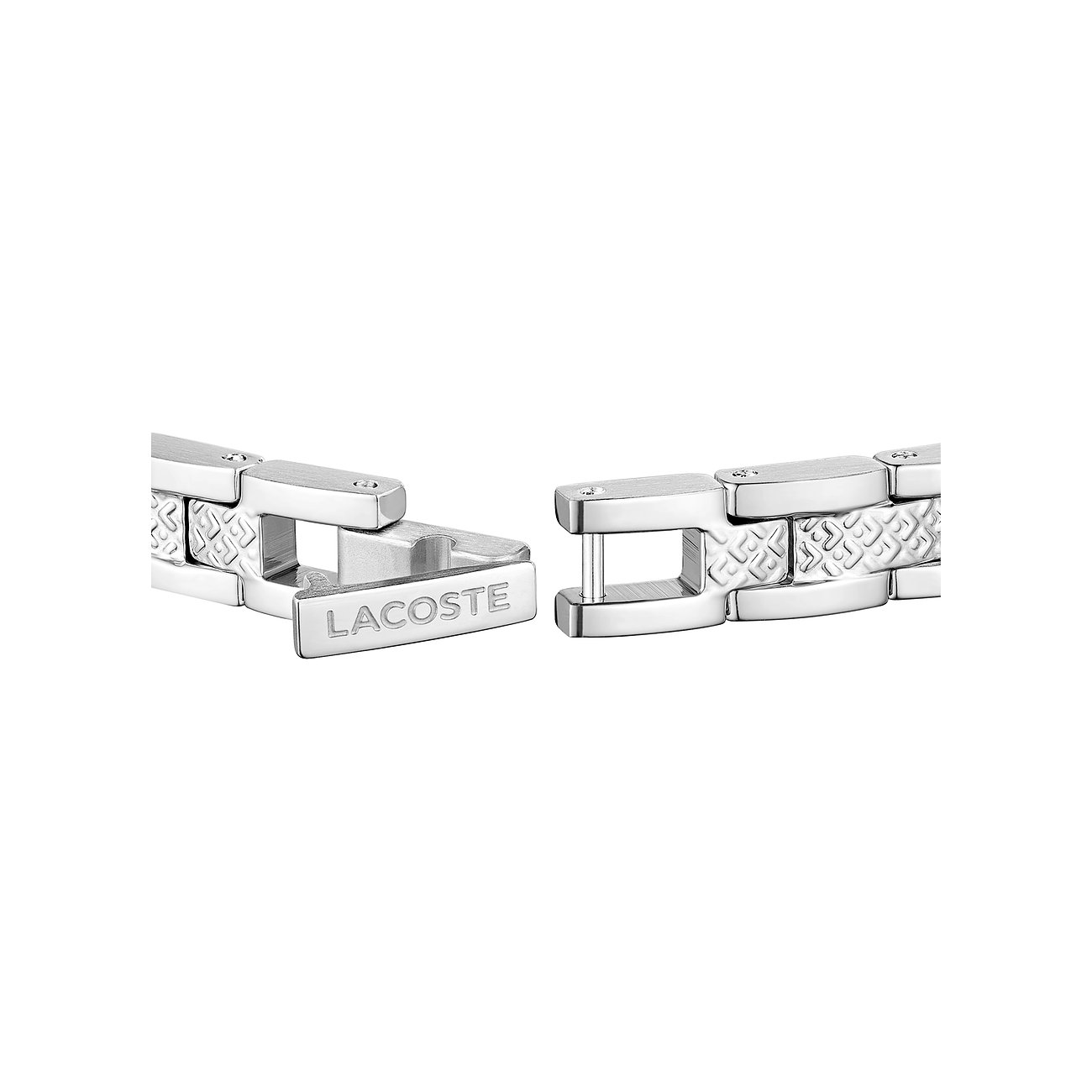 Detail van een Lacoste roestvrijstalen armband, open en klaar om te sluiten, met gegraveerd merklogo.