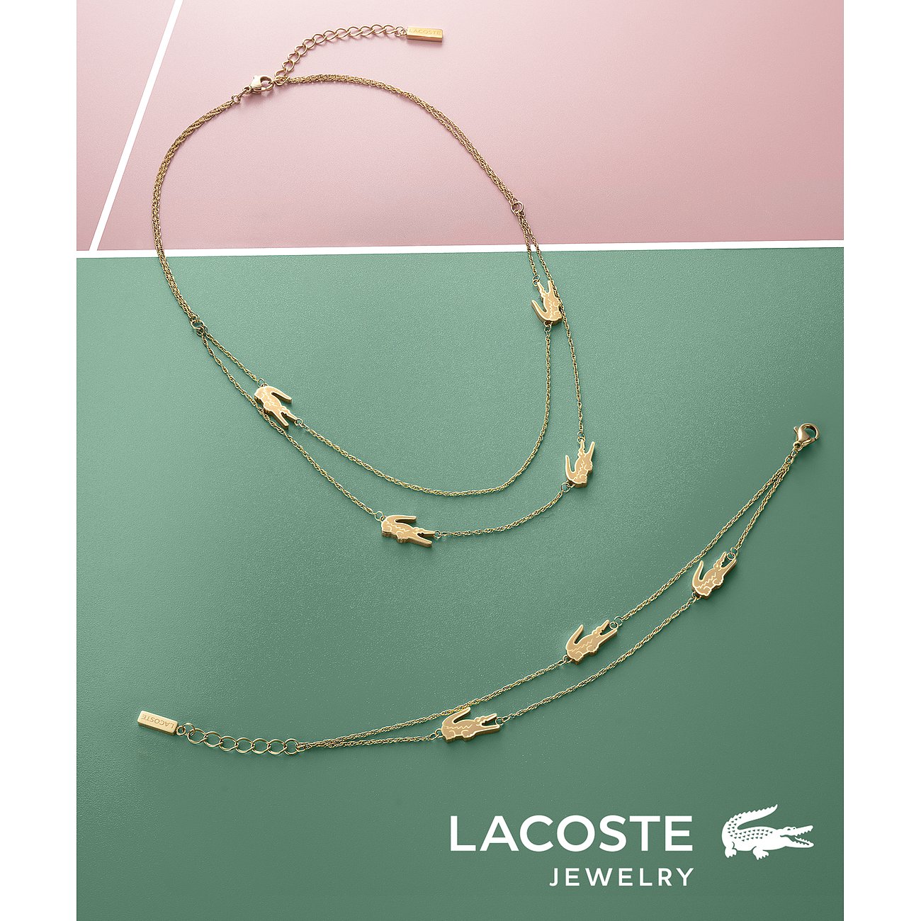 Een gouden Lacoste-armband en een roestvrijstalen halsketting met alligatorhangers liggen op een moderne achtergrond.