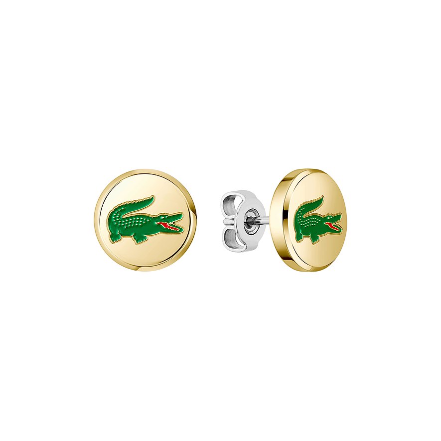 Twee ronde, goudkleurige Lacoste roestvrijstalen oorknopjes, elk met een groene krokodil met rode bek.