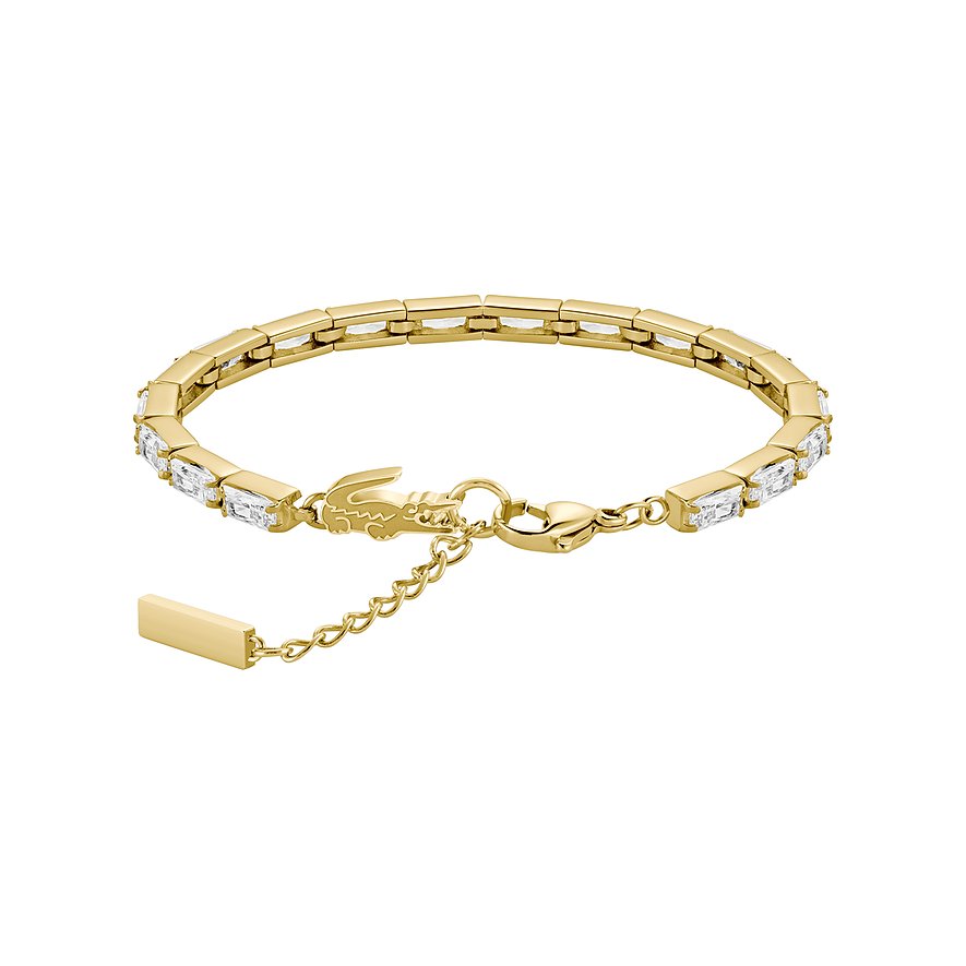Close-up van een Lacoste armband van goudkleurig roestvrij staal, bezet met rechthoekige zirkonia's.